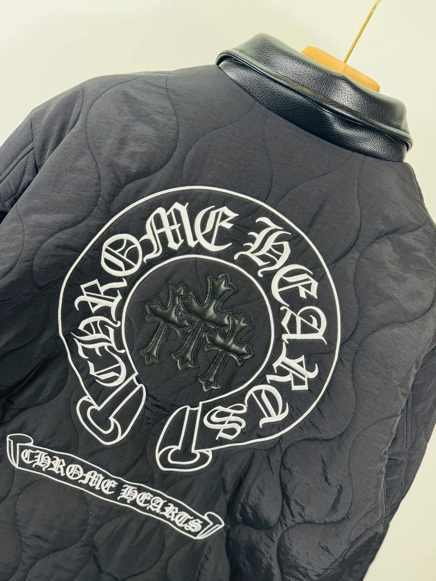 P500 top version 🐮 Real shot without P, different from market products] Chrome Hearts 🍁Winter cotton jacket series🍁 25ss Crow Heavy Industry cross leather label lapel embroidered cotton jacket, available at the counter at the same time❤The highest version series on the market. Customized version of windproof pure cotton cotton fabric. Filled with high-density and high-elastic down cotton. It has strong warmth retention, fluffy and soft, and strong resilience. Lightweight and fashionable✨✨Slim-fitting and not bulky Color: Black Code numbers: S, M, L, XL